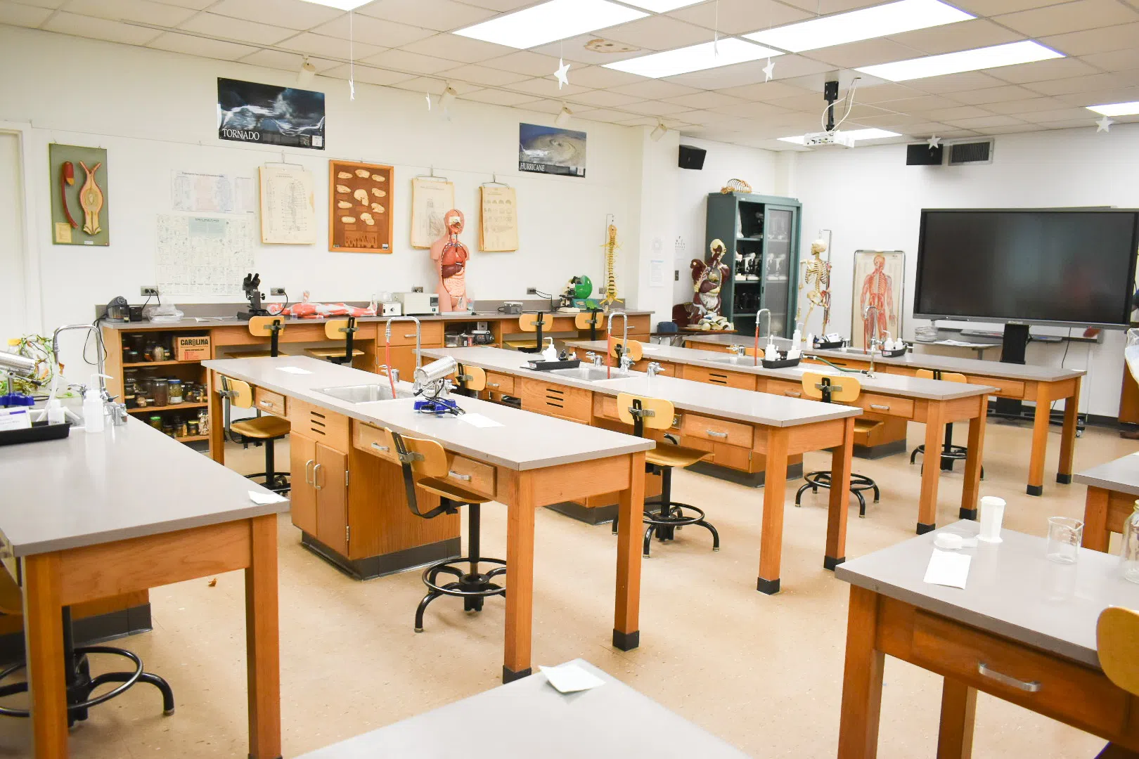 Image of science lab, tables, chairs, and other science equipment.