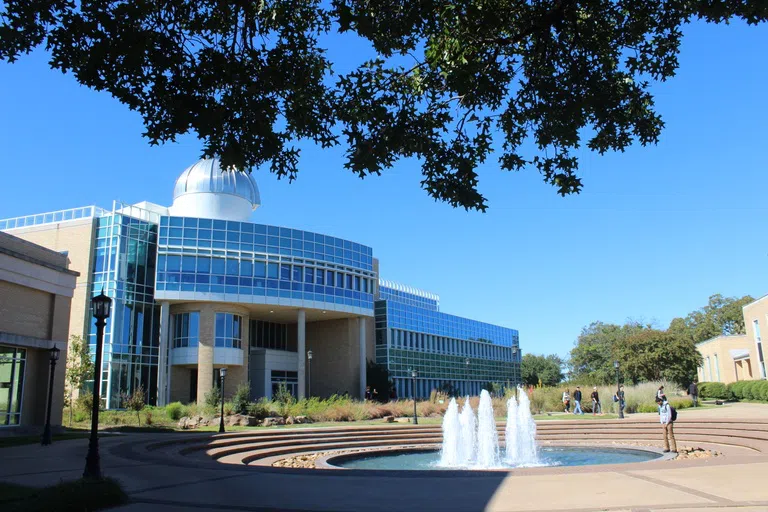 The multi-disciplinary building of approximately 103,000 square feet includes contemporary classrooms and multi-purpose laboratories that support today’s hands-on, experiential science curricula. Offering considerably more space than the previous campus science facility, the IDEA Center expands opportunities for faculty-student research and facilitates access to research and information.