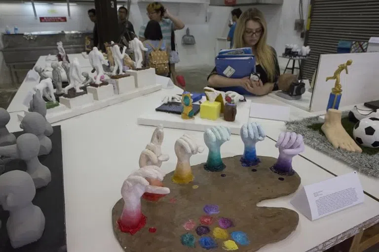 Students participate in a sculpting class 