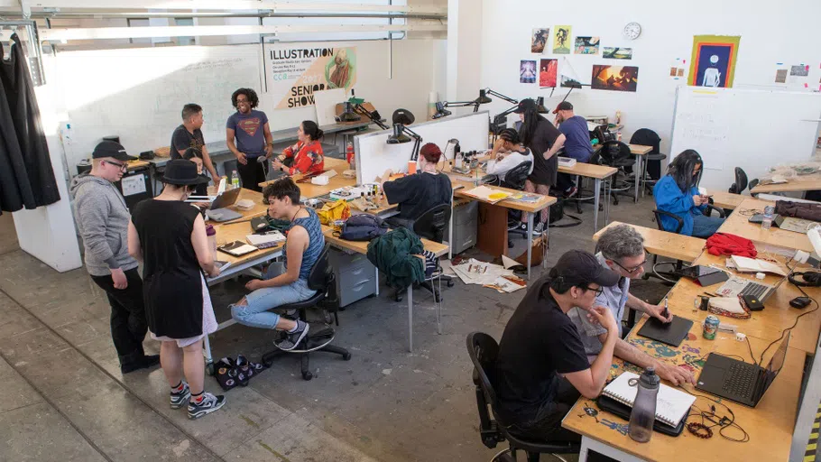 A class works together in an Illustration classroom.