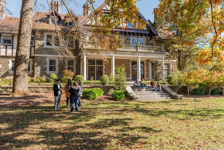 Students enjoy the fall weather outside of the mansion