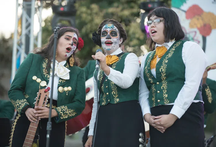 De Los Muertos Los Broncos Mariachi