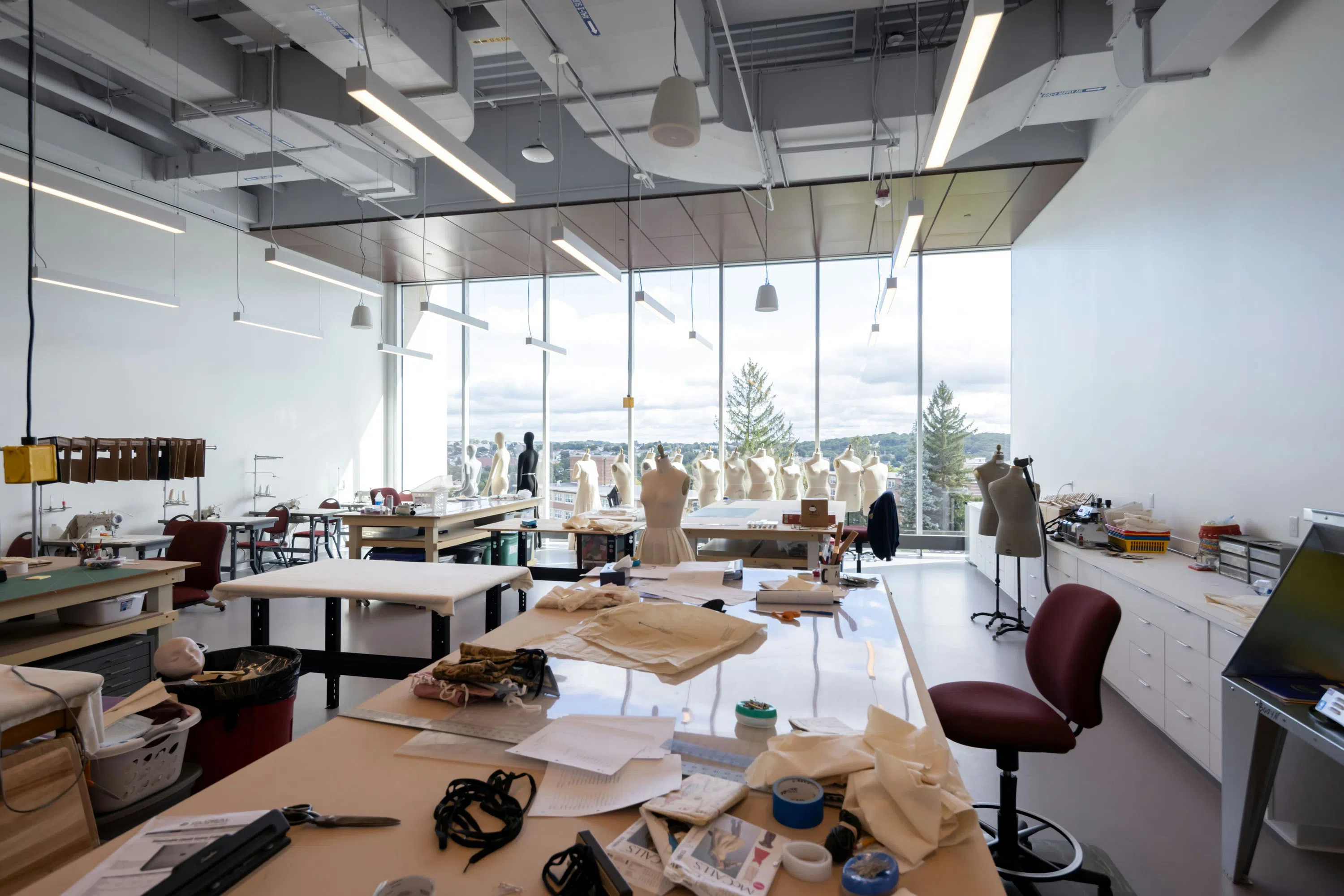 Desks and mannequins in the design studio in Prior 