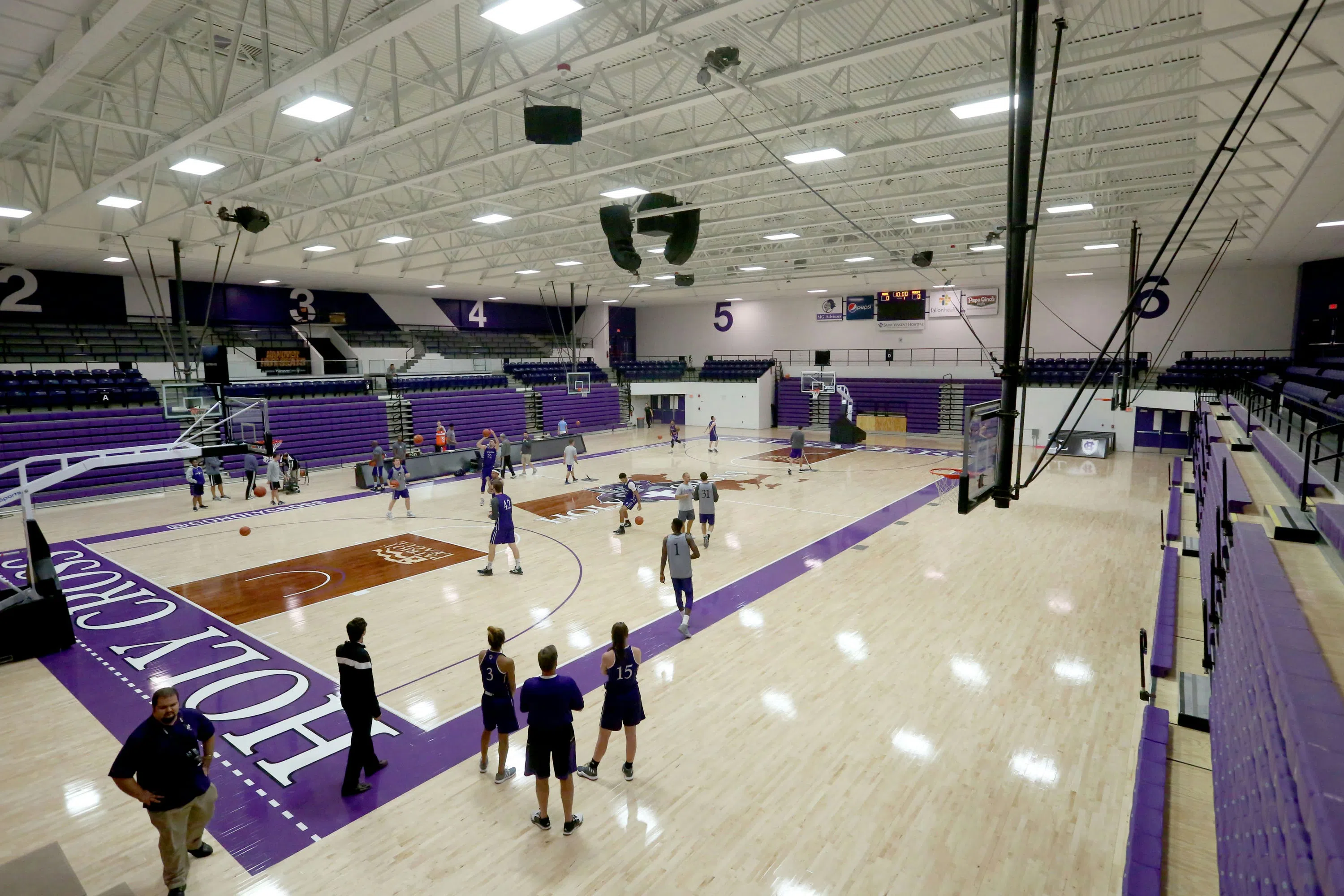 Basketball team practice in Hart Center 