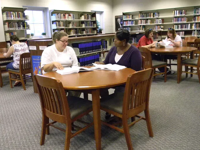 Students studying at the St. Clair-Pell City Campus Library