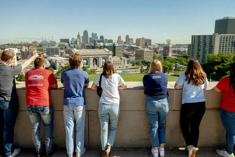 Students look over the WWI Museum wall at the Kansas City skyline