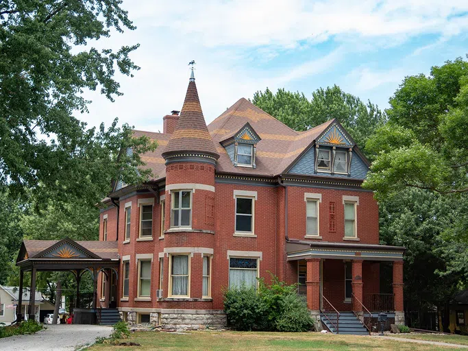 Gillette House is a historic home that has been converted into University-sponsored housing for upperclass coed students. It was donated by the Gillette family to the University. This home once served as Sheldon Hall a housing option for OU male students. 