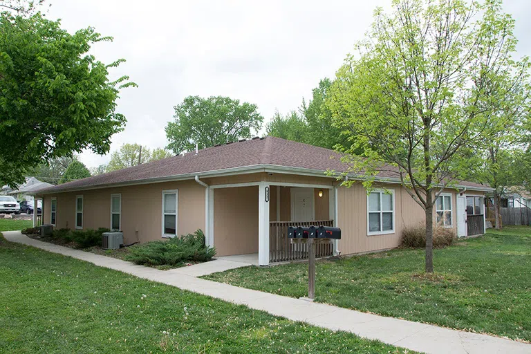 Exterior photo of Blue Mountain Apartments located just a short walk from campus. This four-plex apartments provide apartment-style living options for upperclass students.