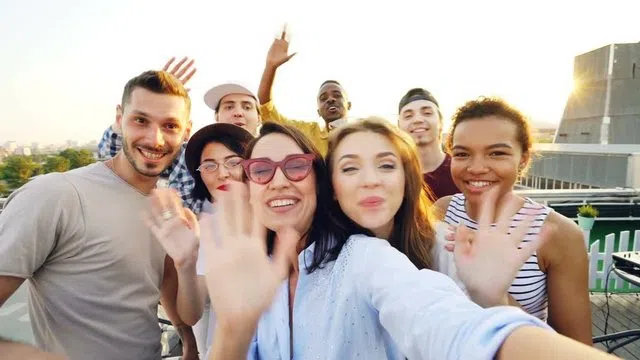 Group of students waving goodbye