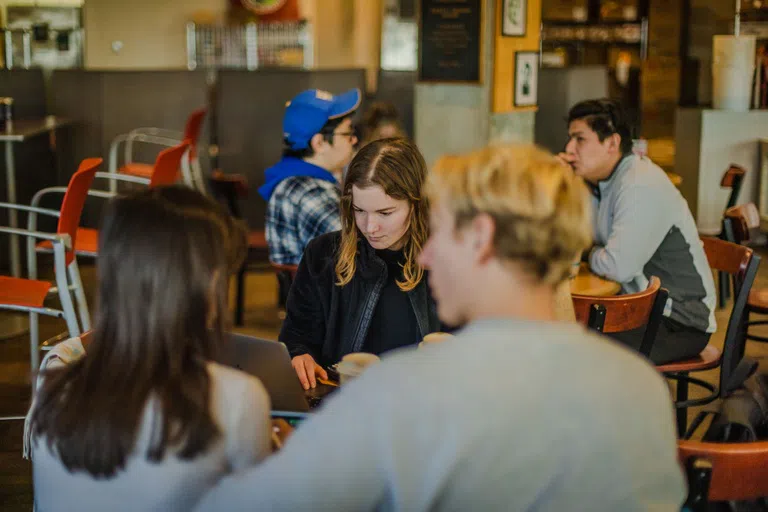 Students eat and mingle at Oakes Cafe