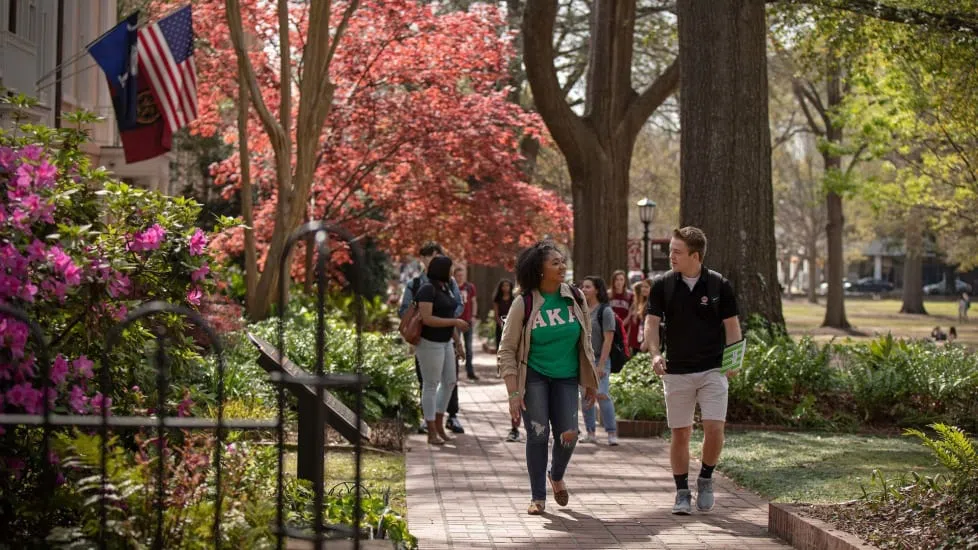 Students walking on the Horseshoe in front of the President's House