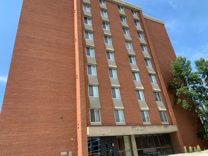 Pavek Hall is connected via tunnels to the West Dining Center, a 24-hour computer cluster, and ACE Tutoring.