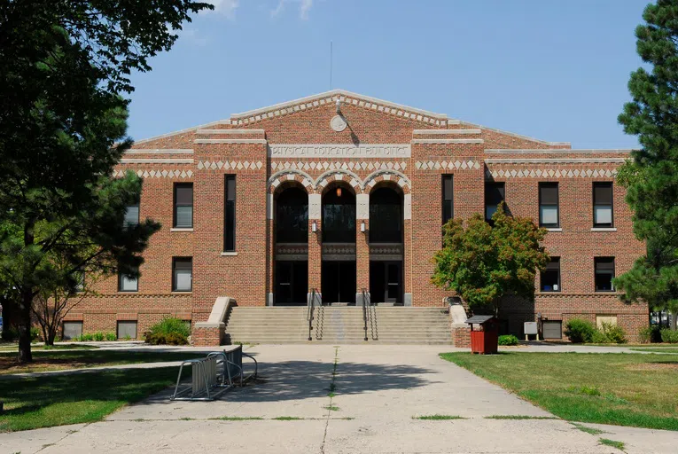 The Bentson Bunker Fieldhouse contains the Air Force ROTC and Army ROTC offices; lab spaces for Health, Nutrition, and Exercise Science; and a gymnasium. 